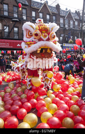 Chinesische Leute aus der Nachbarschaft Chinatown/Sunset Park, Brooklyn, NY feiern Chinese New Year mit einer Parade und Festival bringen in das Jahr von Ram, 2015 Stockfoto