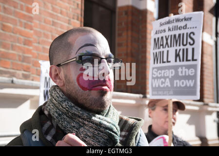 London, UK. 2. März 2015. Deaktiviert und Unterstützer Proteste gegen Maximus und David Cameron Angriff auf den Armen, Kranken und deaktivieren Sie gleichen Zirkus, verschiedene Clowns vor Maximus HQ, London. Bildnachweis: Siehe Li/Alamy Live News Stockfoto