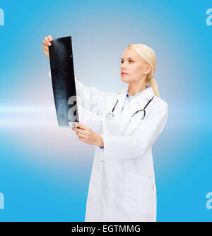 ernsthafte Ärztin Blick auf x-ray Stockfoto
