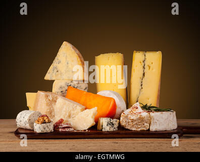 Verschiedene Arten von Käse serviert auf Holztisch Stockfoto