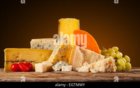 Verschiedene Arten von Käse serviert auf Holztisch Stockfoto