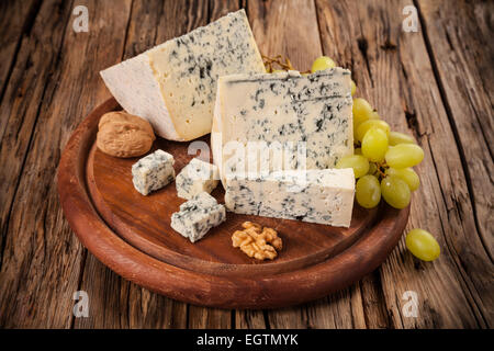 Stillleben mit Blauschimmelkäse serviert auf Holz Stockfoto