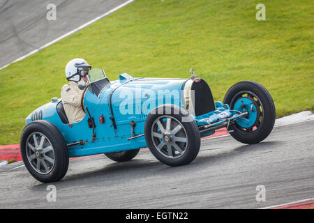 1926/27 Bugatti Typ 35 b mit Treiber B.Williams, 2014 Oldtimer Sportwagen Festival, Snetterton, Norfolk, Großbritannien. Stockfoto