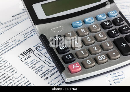 US einzelne Steuererklärung Formular 1040 hautnah mit Taschenrechner. Stockfoto