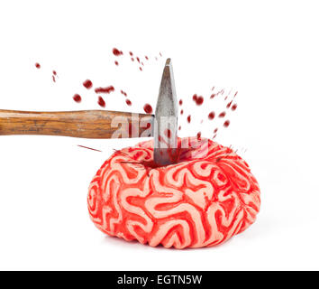 Menschliche Gehirn Kautschuk mit Hammerschlag und Blut verschütten isolierten auf weißen Hintergrund. Stockfoto