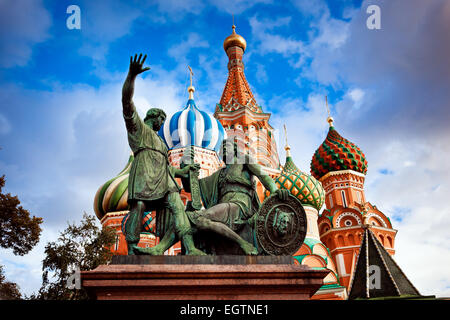 St. Basilius Kathedrale mit dem Denkmal für Minin und Poscharski auf dem Roten Platz in Moskau, Russland Stockfoto