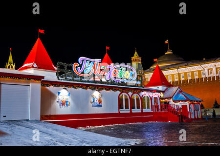 Moskau - 20. Januar 2014: Kaugummi-Eisbahn auf dem Roten Platz am 20. Januar 2014 in Moskau, Russland. GUM-Skating Rink auf dem Roten Platz Stockfoto