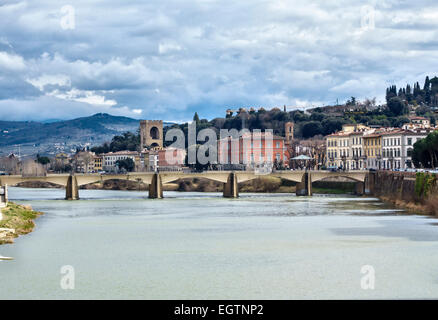 Der Fluss Arno und die Ponte alla Carraia in Florenz, Italien, mit dem Stadtteil Oltrarno am Südufer (rechts) Stockfoto