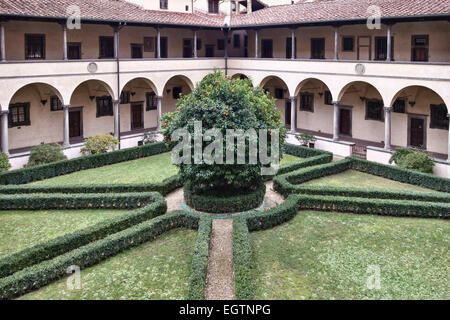 Das 15c Kanonenkloster in der Basilica di San Lorenzo, Florenz, Italien, entworfen von Brunelleschi. Es liegt unter Michelangelos Laurentian Library Stockfoto