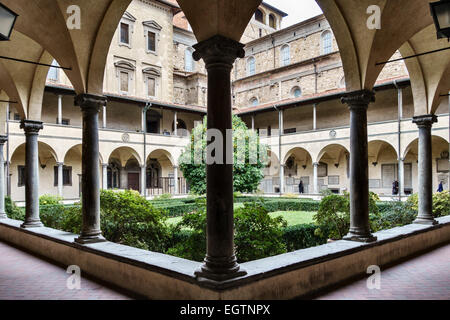 Das 15c Kanonenkloster in der Basilica di San Lorenzo, Florenz, Italien, entworfen von Brunelleschi. Es liegt unter Michelangelos Laurentian Library Stockfoto