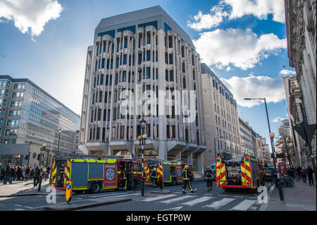 London, UK. 2. März 2015. Londoner Feuerwehr senden drei Motoren mit einem Feuer bei Barclays Bank Victoria Street Filiale umzugehen. Überschüssiges Wasser gepumpt wurde, wieder aus dem ersten Stock-Fenster auf dem Bürgersteig unter Credit: Pete Maclaine/Alamy Live News Stockfoto