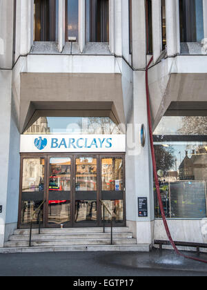 London, UK. 2. März 2015. Londoner Feuerwehr senden drei Motoren mit einem Feuer bei Barclays Bank Victoria Street Filiale umzugehen. Überschüssiges Wasser gepumpt wurde, wieder aus dem ersten Stock-Fenster auf dem Bürgersteig unter Credit: Pete Maclaine/Alamy Live News Stockfoto