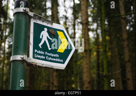 Englisch - walisische zweisprachige Fußweg Zeichen in Nord-Wales. Stockfoto