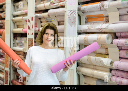 Frau kauft Tapete im store Stockfoto