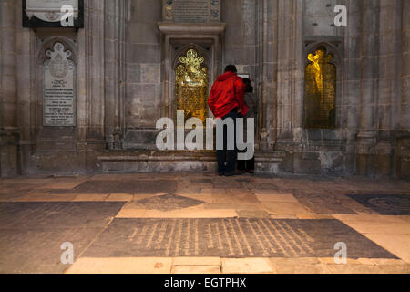 Austens Grabstein im Vordergrund und ihre späteren Messing Wand Denkmal, hinten, in das Kirchenschiff der Kathedrale von Winchester. VEREINIGTES KÖNIGREICH. Stockfoto