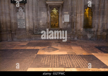 Austens Grabstein im Vordergrund und ihre späteren Messing Wand Denkmal, hinten, in das Kirchenschiff der Kathedrale von Winchester. VEREINIGTES KÖNIGREICH. Stockfoto