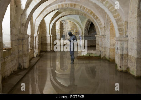 Überfluteten Krypta der Winchester Cathedral mit Antony Gormley Skulptur: Sound II. Winchester. Hampshire / Hants. UK Stockfoto