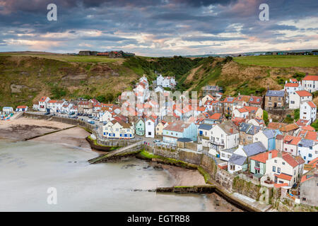 Ein Blick über die traditionelle Fischerei Dorf von Staithes, North Yorkshire, England, Vereinigtes Königreich, Europa. Stockfoto