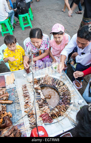 Suppen, Stall, auf der Straße, frische, Hocker, lokal, Food-Kette, beliebte, gebraten, im Zentrum von Yangon, Myanmar, Stockfoto