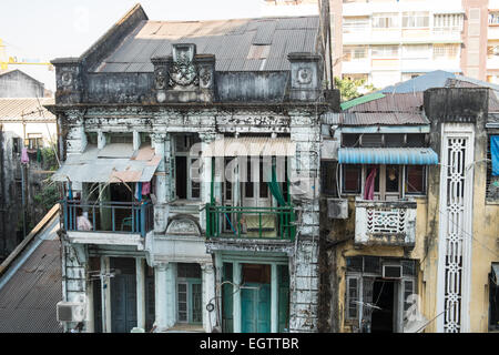 Kolonialgebäude, Renovierungen, Entwicklung und Satellitenschüssel auf Dachterrasse im Zentrum, Zentrum von Yangon, Rangun, Myanmar, Stockfoto