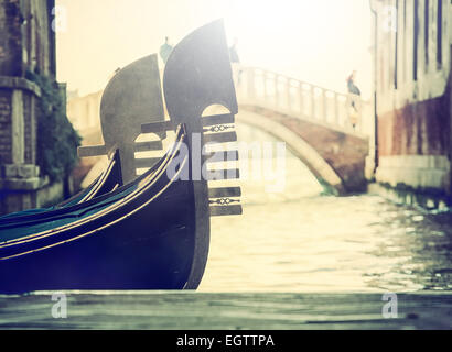 Typischen Gondeln in Venedig, genannt Detail des Bogens "canal Grande". Stockfoto