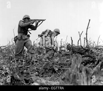 Marine Brände auf eine japanische Position mit einem M1 Thompson Maschinenpistole während eines Vorschusses auf Okinawa 1945 Stockfoto