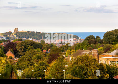 Blick auf die Ruine der Scarborough Burg über der Stadt am Scarborough, North Yorkshire, England, Vereinigtes Königreich, Europa. Stockfoto