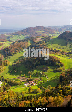 Blick vom Belchenflue an der Grenze des Kantons Basel-Landschaft und Kanton Solothurn im Jura, Schweiz. Stockfoto