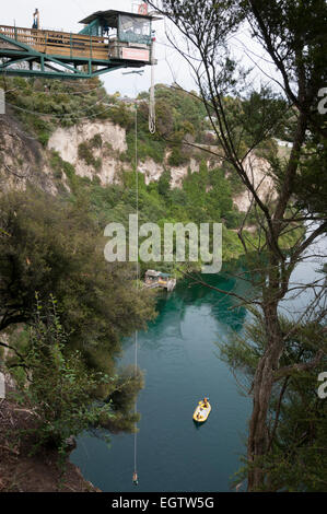 Bungee-Sprung über den Waikato River Spa Road, Taupo, Waikato, Nordinsel, Neuseeland. Stockfoto