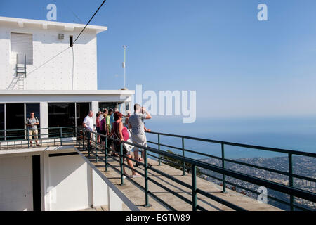 Touristen auf der Suche im Blick von Seilbahn-Bergstation auf Berg Pico Isabel de Torres. Puerto Plata-Dominikanische Republik-Caribbean Stockfoto