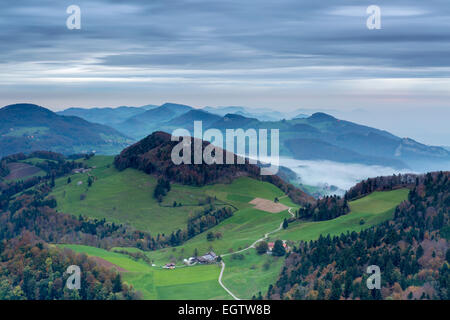 Blick vom Belchenflue an der Grenze des Kantons Basel-Landschaft und Kanton Solothurn im Jura, Schweiz. Stockfoto