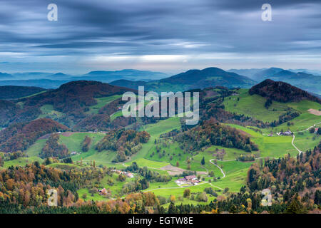 Blick vom Belchenflue an der Grenze des Kantons Basel-Landschaft und Kanton Solothurn im Jura, Schweiz. Stockfoto