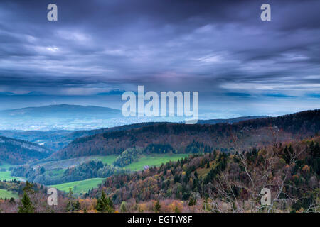 Blick vom Belchenflue an der Grenze des Kantons Basel-Landschaft und Kanton Solothurn im Jura, Schweiz. Stockfoto