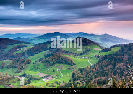 Blick vom Belchenflue an der Grenze des Kantons Basel-Landschaft und Kanton Solothurn im Jura, Schweiz. Stockfoto