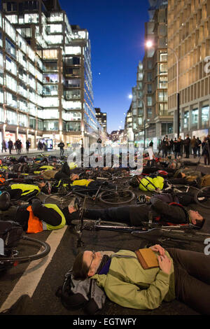 London, UK. 2. März 2015. Protest und VIgil die-in erinnern Claire Hitier-Abadie in Victoria, London, UK 02.03.2015 die-in Vigil nach dem vierten Radfahrer bei Verkehrsunfällen in London, auf die Hauptstädte stark befahrenen Straßen sterben wo Radfahrer für sicherere Straßen fordern. Bildnachweis: Jeff Gilbert/Alamy Live-Nachrichten Stockfoto