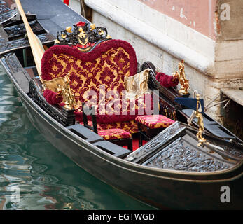 Luxuriöses Interieur von einer Gondel in Venedig mit kostbaren Teppichen und gepolsterte Stühle Stockfoto