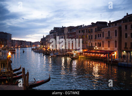 Nachtansicht des Canal Grande von Rialto-Brücke mit Gondeln in Venedig. Italien Stockfoto