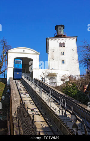 Historische Standseilbahn und Kula Lotrscak in Zagreb ist eine der vielen Sehenswürdigkeiten in Zagreb, Kroatien Stockfoto