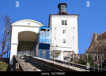 Historische Standseilbahn und Kula Lotrscak in Zagreb ist eine der vielen Sehenswürdigkeiten in Zagreb, Kroatien Stockfoto