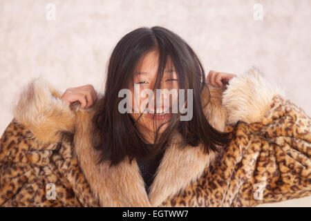 Sehr schöne chinesische Mädchen, gekleidet Lächeln glücklich mit einem ethnischen Mantel. Stockfoto