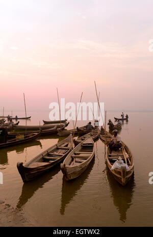 Angelboote/Fischerboote auf Taungthaman-See in der Dämmerung, Mandalay, Myanmar (Burma), Asien Stockfoto