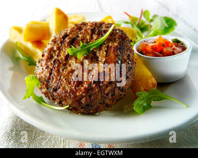 Gegrilltes Rindfleisch-Burger mit klobigen Chips, Salat & lustvoll Char Stockfoto
