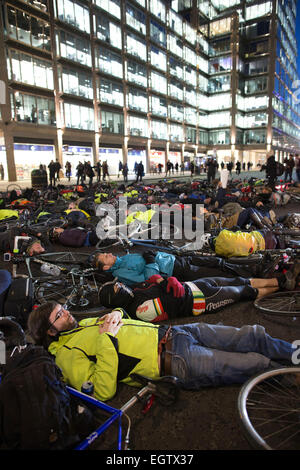 London, UK. 2. März 2015. Protest und VIgil die-in erinnern Claire Hitier-Abadie in Victoria, London, UK 02.03.2015 die-in Vigil nach dem vierten Radfahrer bei Verkehrsunfällen in London, auf die Hauptstädte stark befahrenen Straßen sterben wo Radfahrer für sicherere Straßen fordern. Bildnachweis: Jeff Gilbert/Alamy Live-Nachrichten Stockfoto