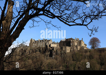 Stirling Castle, auf einem Felsen, der als Castle Hill bekannt ist. Es handelt sich um ein antikes Monument, das von Historic Scotland verwaltet wird. Stockfoto