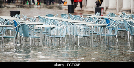 Tische und Stühle mit Hochwasser in Markusplatz, Venedig, Italien. Stockfoto