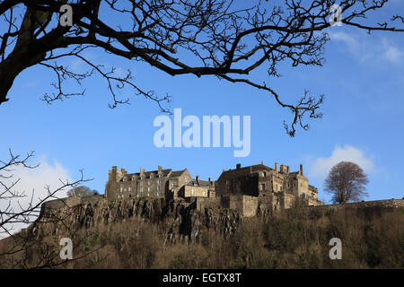 Stirling Castle, auf einem Felsen, der als Castle Hill bekannt ist. Es handelt sich um ein antikes Monument, das von Historic Scotland verwaltet wird. Stockfoto