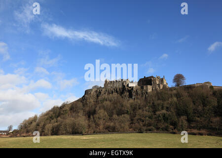 Stirling Castle, auf einem Felsen, der als Castle Hill bekannt ist. Es handelt sich um ein antikes Monument, das von Historic Scotland verwaltet wird. Stockfoto