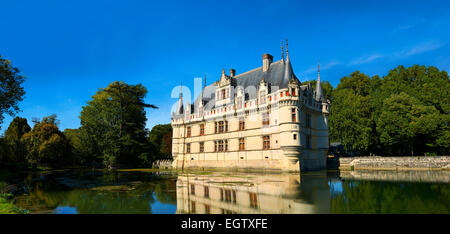 Außenseite des Renaissance-Schloss d'Azay-le-Rideau mit seinen Wassergraben, erbaut zwischen 1518 und 1527, Loiretal, Frankreich Stockfoto