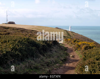 Südwestküste-Weg bei Trevose Head mit Leuchtturm in der Ferne, Cornwall, UK Stockfoto