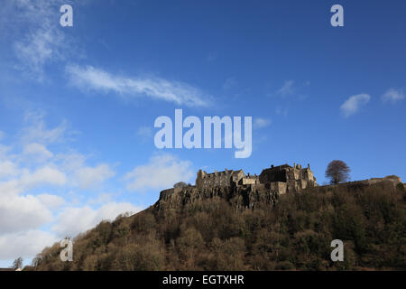 Stirling Castle, auf einem Felsen, der als Castle Hill bekannt ist. Es handelt sich um ein antikes Monument, das von Historic Scotland verwaltet wird. Stockfoto